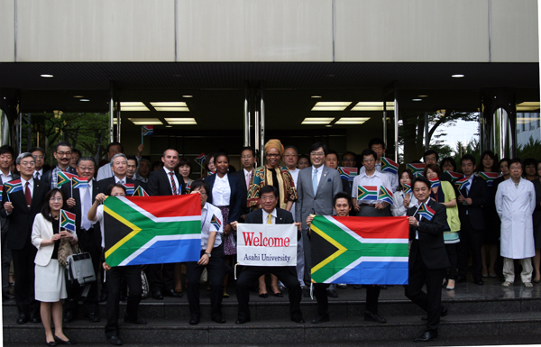 南アフリカ共和国大使館　モハウ・ペコ特命全権大使によるネルソンマンデラ民主化20周年記念講演会を開催！